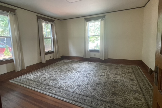 Huge Bedrooms - 10 minute drive to storrs campus/ Walk to WRTD bus stop