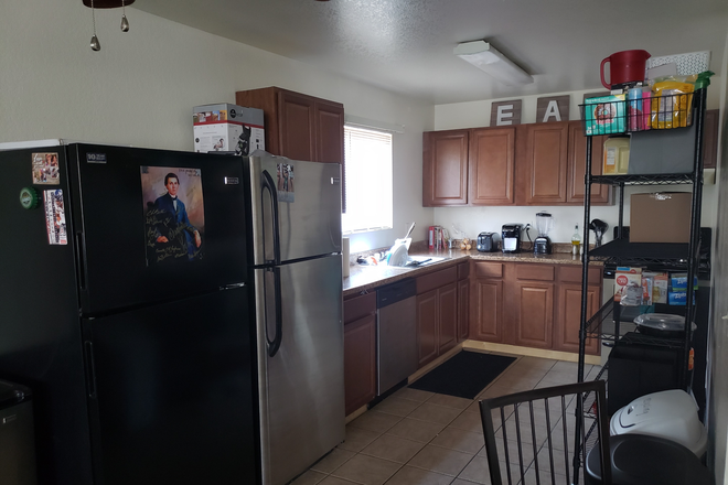 Granite kitchen - 4 Bed 2 Bath near UofA House