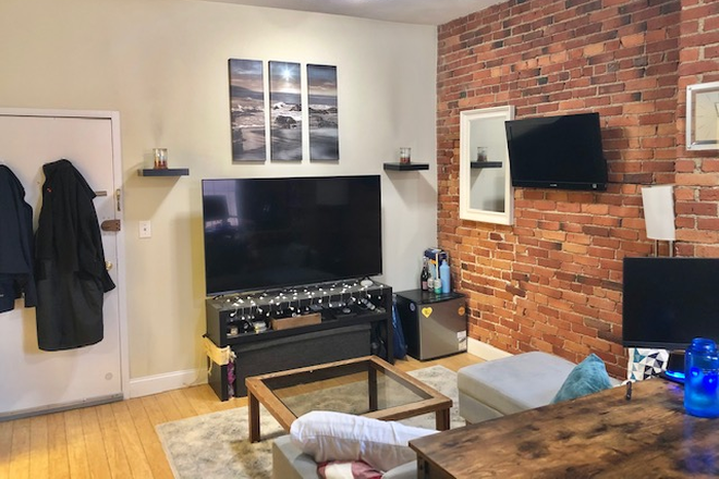 LIVING ROOM - NO BROKER FEE! SPACIOUS AND UPDATED BACK BAY ONE BDRM APT AT 160 SAINT BOTOLPH ST. AVAILABLE 10/1/26