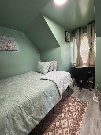 Queen bed with workspace #1 - Modern Oasis Apartment Suites