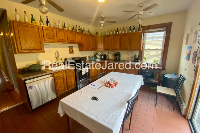 Kitchen - Top-Floor 4 Bed on Calumet Apartments