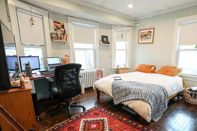 Front Right Bedroom - 80 Wallingford Rd Sunny 2nd Floor Apartment Close to Campus