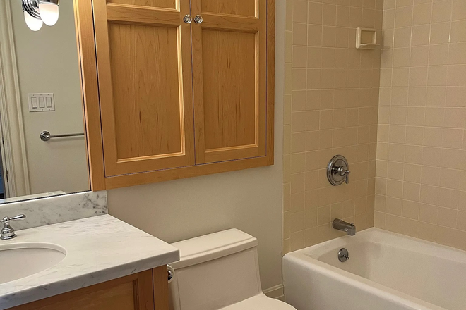 Full bath - Beautiful, sunny top-floor 1 bdrm - steps from HLS and HvdSq