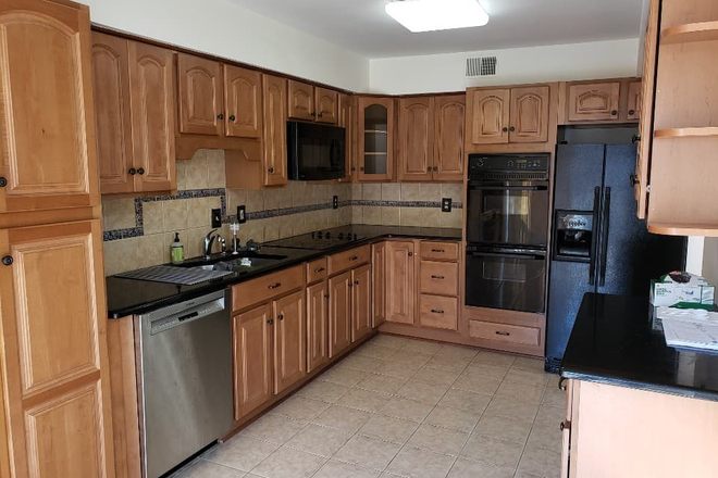 kitchen - 2 rooms! Master and small bedroom (walk 5 mins GMU) females* short summer term avail