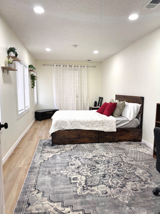 Room2 - Cat friendly/ 10 min drive to campus house