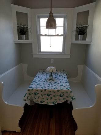 Breakfast Nook - West Hartford Center Apt. on quiet side street