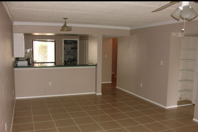 New Appliances & washer/Dryer - Somerset Village Condominium. Walking distance to VA, Shands, UF