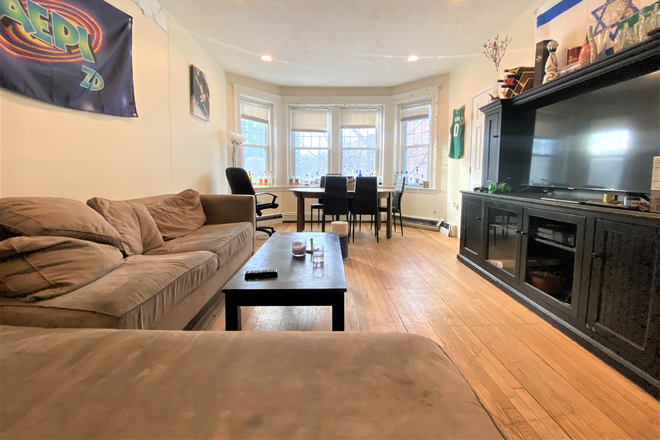 ... - UNIQUE TWO LEVELS 4 BEDS/3 BATHS APARTMENT WITH LARGE CLOSETS