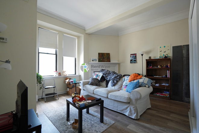 1 - AVAILABLE OCTOBER Sweet 1 bed/1 bath, Pet Friendly, close to MBTA, No Fee! Apartments