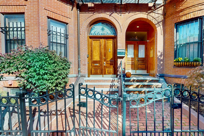 Front Door - 5 Minutes from Northeastern-Historic Boston & All Boston Has to Offer is at Your Door