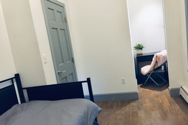 Bedroom - NO FEES!!!AVAILABLE JANUARY 1st!FREE INTERNET *near Northeastern Apartments