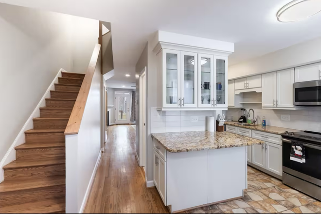 Kitchen - Newly Renovated Townhome (5 mins from campus)