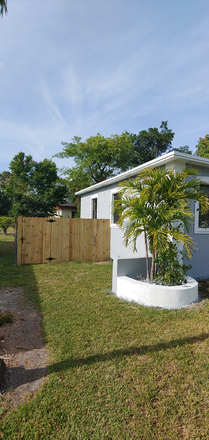 front - GREAT LOCATION - 3 BEDROOMS / 1.5 BATHROOM PRIVATE HOME WITH YARD