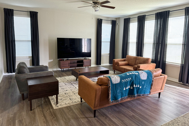 Downstairs living room - UTILITIES Included! FULLY FURNISHED Shared Home, 5 BR/3.5 Ba, Near TAMUSA & PAC