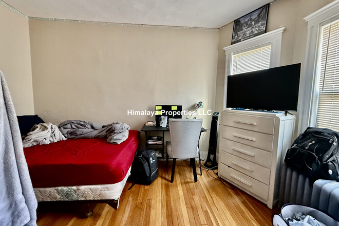 - - Close to Campus! Spacious 3 bed w/ Laundry in Building Apartments