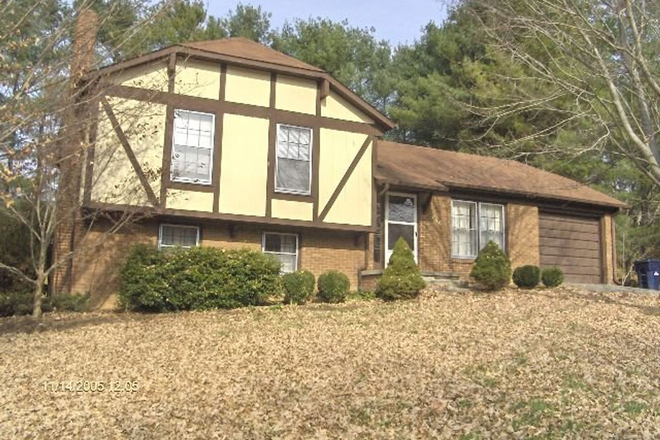  - 3 Bedroom 2 Bath Townhouse with 1 Car Garage