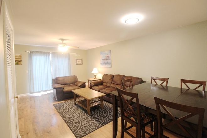 Living area - Hunters Ridge - 3 bedroom - 2 bath apartment for rent! Pre-leasing for the 26-27 school year!