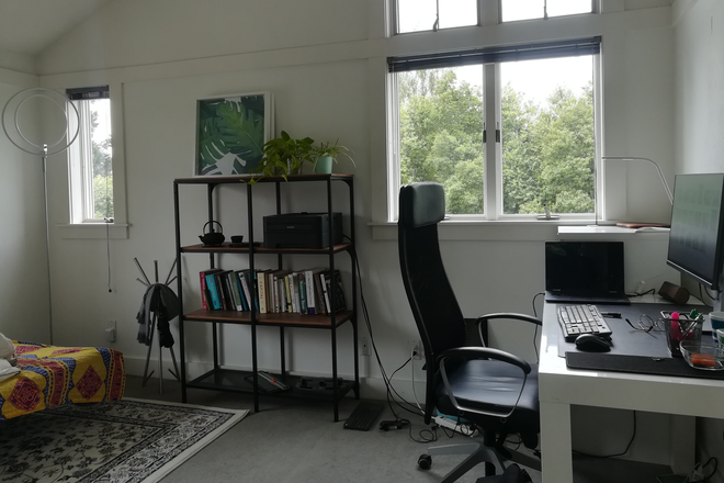 Available Bedroom - Housemate wanted 10/1: Room with private bath, mid-Berkeley. $995/month, everything included