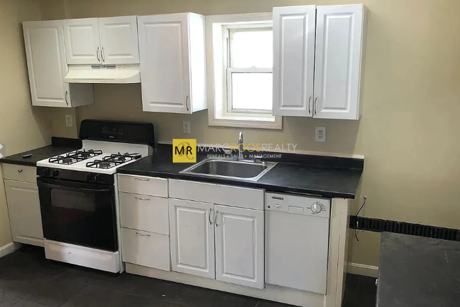 Call NOW for showings! 617-236-8600 - FLINT ST - GREAT VALUE IN EAST SOMERVILLE! 3BR/1BA TOP FLOOR DUPLEX FOR *9/1/2025* W/ LNDRY IN BLDNG Apartments