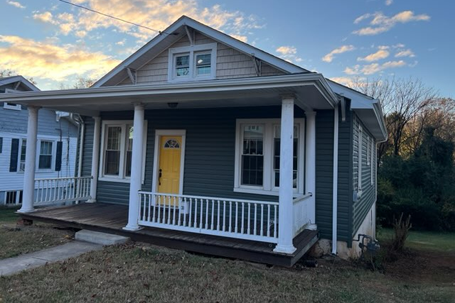 Front of House - House 3 Miles from LU- 318 Sussex (Prof. Love)