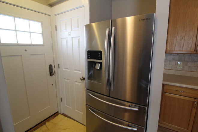 2 - Newly renovated apartment walking distance to Davis Sq.