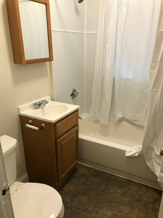 Hub Realty - Handy one bedroom split, with newly renovated kitchen, in Fenway Apartments