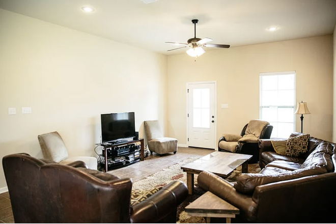 Living room - 3 Bedroom House (1 Bedroom available for rent)
