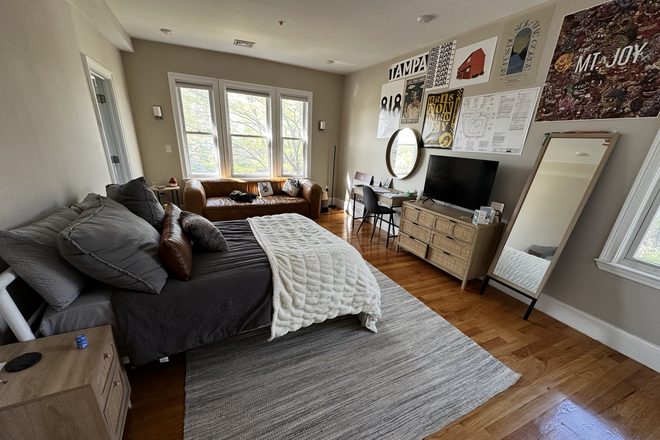 Bedroom - Newly renovated, central air, high quality finishes, on-suite bathroom, in unit laundry