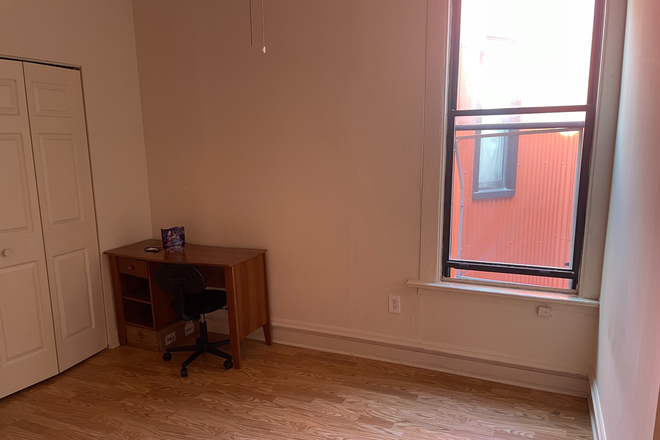 The Larger Bedroom for Rent - Good sized apartment next to wriggly field