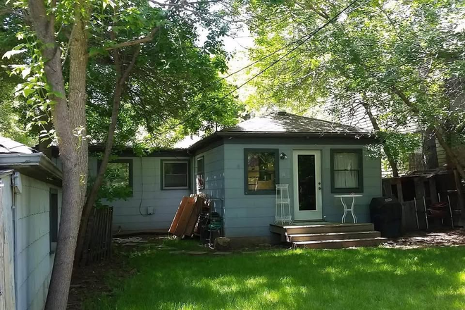 backyard - Roomate for upcoming school year(full year lease)