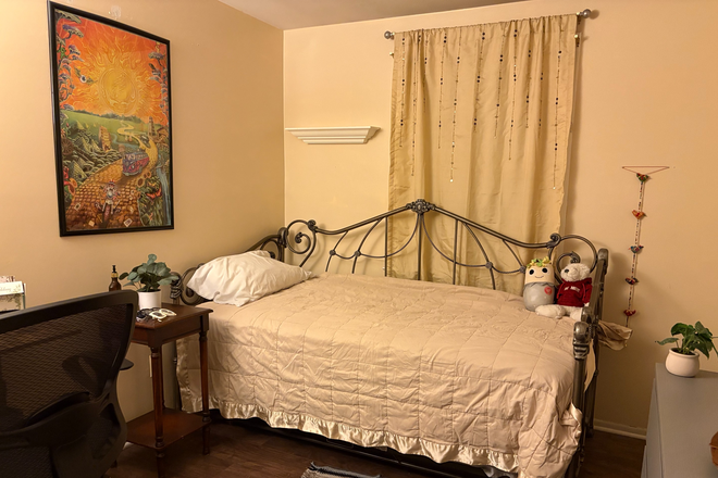 nice cozy room includes daybed, dresser nightstand and desk - 1 bedroom in a shared home