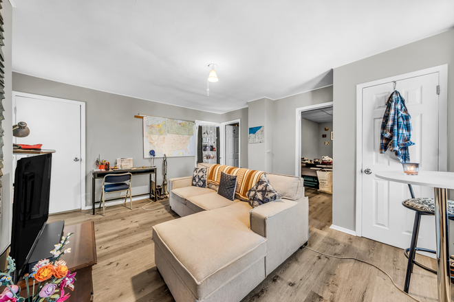 Living Room - 🏡 Student & Professional Housing Near University Circle – Spacious & Fully Furnished! Triplex