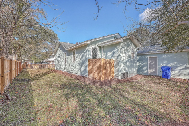 Back yard - 3 bed/2.5 bath North Charleston home, 10 minutes from MUSC/downtown, 8 minutes to Park Circle