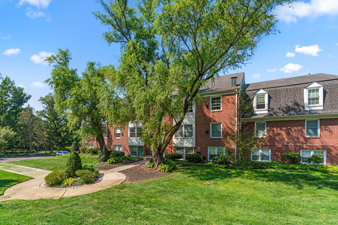 Exterior - Charming 2-Bedroom Condo in Gated Homeland Southway Community – Your Ideal Home Awaits!