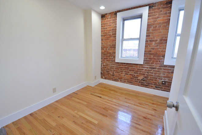 109 - 3 bedroom apartment Walking distance From Campus ! Full Brokerage fee paid by landlord !