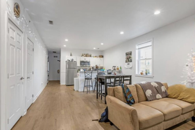 Common apartment area - Modern 3 bedroom with 3 baths and tons of amenities-gym, game room, lounge, and on-site parking Apartments