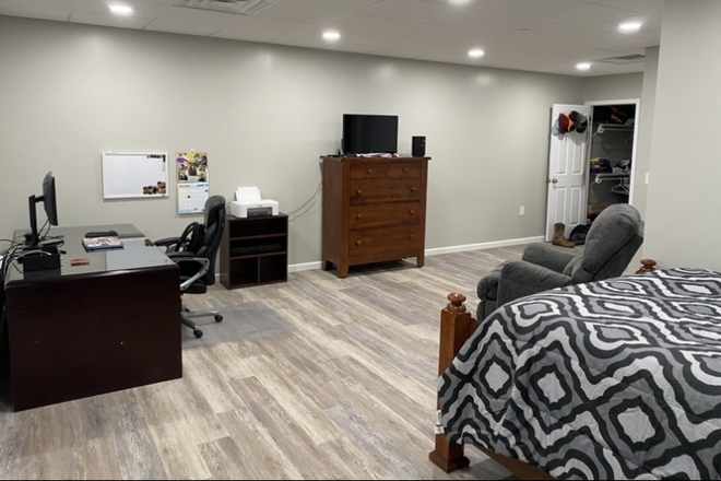 ground floor master - Townhouse south of campus