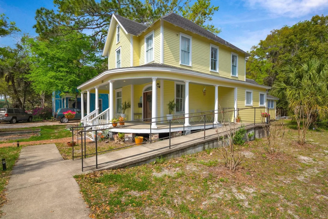 Front of house - Tons of free parking at this beautiful 6-bedroom house with a huge yard, kitchen, and common areas.