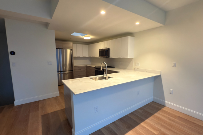 - - 2 Bedrooms/2.5 Bathrooms close to campus
