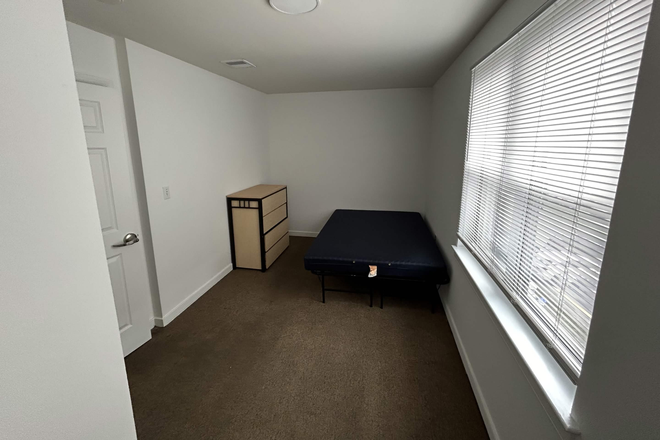 Bedroom - South Campus Commons 3 Summer Sublease Apartments