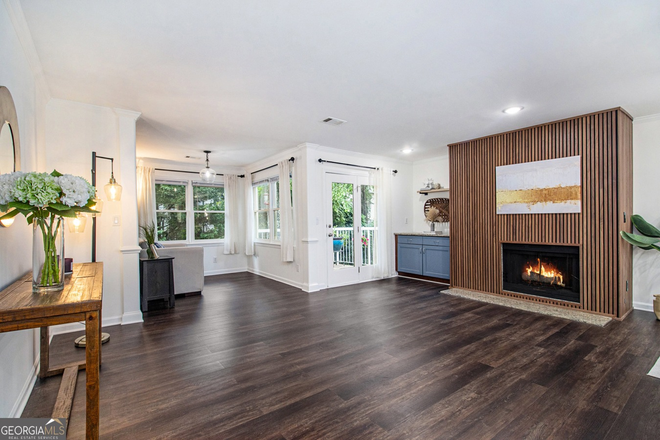 living area - beautiful Brookhaven condo