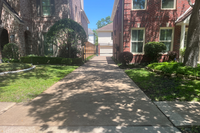 Driveway - Garage Studio Near Rice U and TMC Apartments