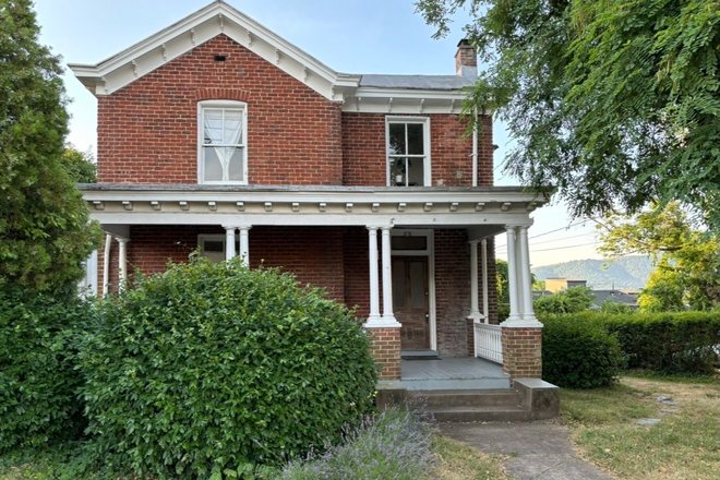 Exterior of the room (second floor) - Room for rent ($555/mo) close to downtown and UVA hospital