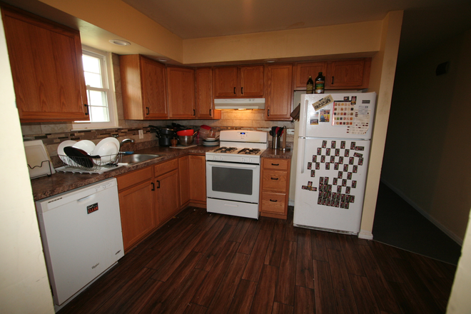 Kitchen - ROOMS FOR RENT SHARED HOUSE