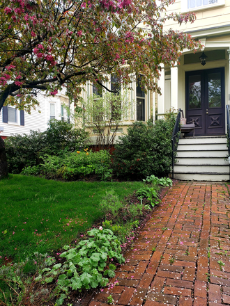 Front Entrance - Spacious & Elegant One-Bedroom Home in Historic Union Sq Victorian: laundry, parking & patio