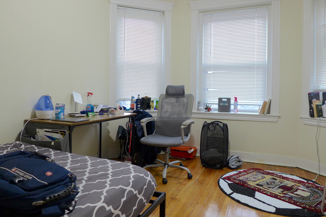 bostonrealtyonline.com - Live Large in this Oversized Two Bed with Modern Kitchen