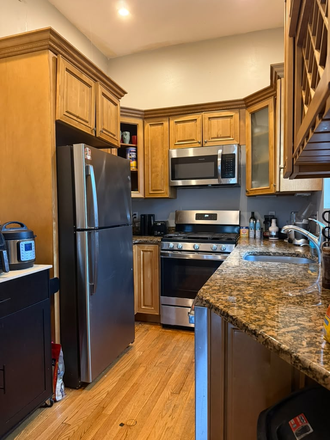 kitchen - Private Room in Large 3-Story House - Free Parking & Shared Bathroom with 1 Person