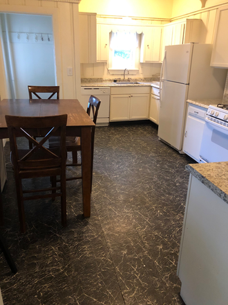 Kitcheb - Walking to Brandeis, Well Kept Unit & Close to Everything! Duplex