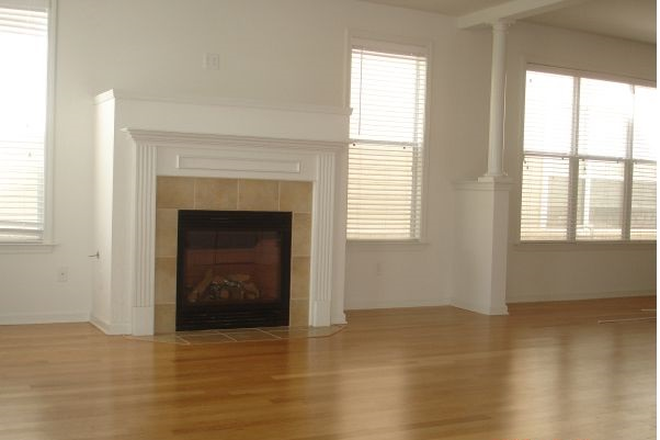 Living room - Mud island house with full bathroom for every tenant