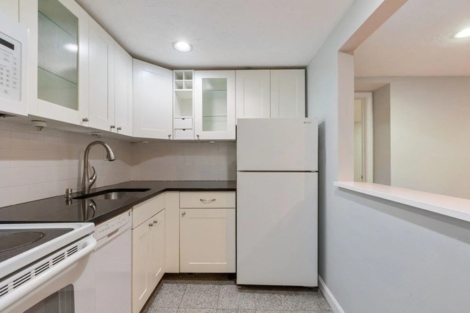 Call NOW for showings! 617-236-8600 - PETERBOROUGH ST - GRDN LVL 2BR/1BA CONDO AVAIL *9/1/2025* W/ H&HW INC, LNDRY IN BLDNG, ROOF DECK!